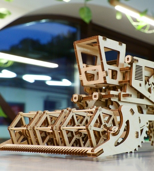 Ugears mechanical model kit Combine Harvester and wooden 3D puzzle. Construction model kit of functioning grain harvester machine. Original gift for boys and girls and smart hobby for grown-ups.