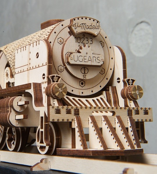 Ugears mechanical model kit Ugears V-Express Steam Train with Tender and wooden 3D puzzle for self-assembly. Model of locomotive with gears and a flywheel, the work of cylinder-piston arrangement – the main mechanical blocs of a real steam engine. Original gift for boys and girls and smart hobby for grown-ups.